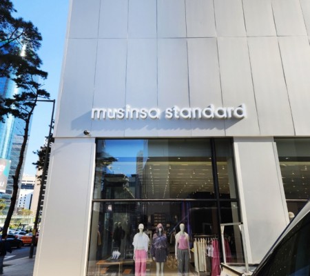 [무신사스탠다드 명동점] 외부 조명형 사인물